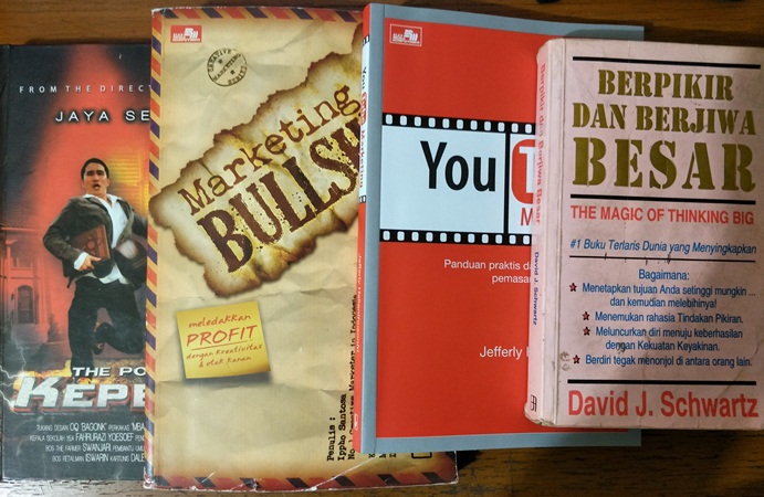 MENCARI ILMU DAN PENGETAHUAN DENGAN RAJIN MEMBACA BUKU