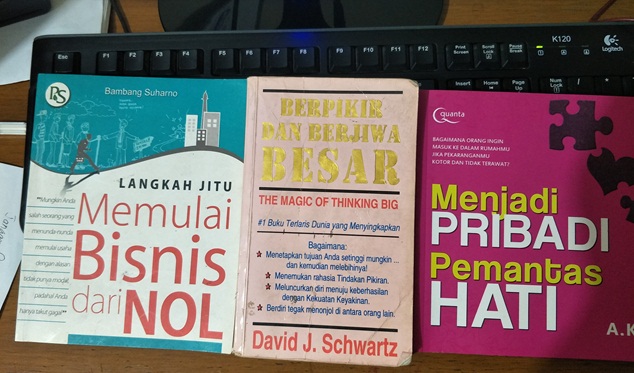 MENCARI ILMU DAN PENGETAHUAN DENGAN RAJIN MEMBACA BUKU